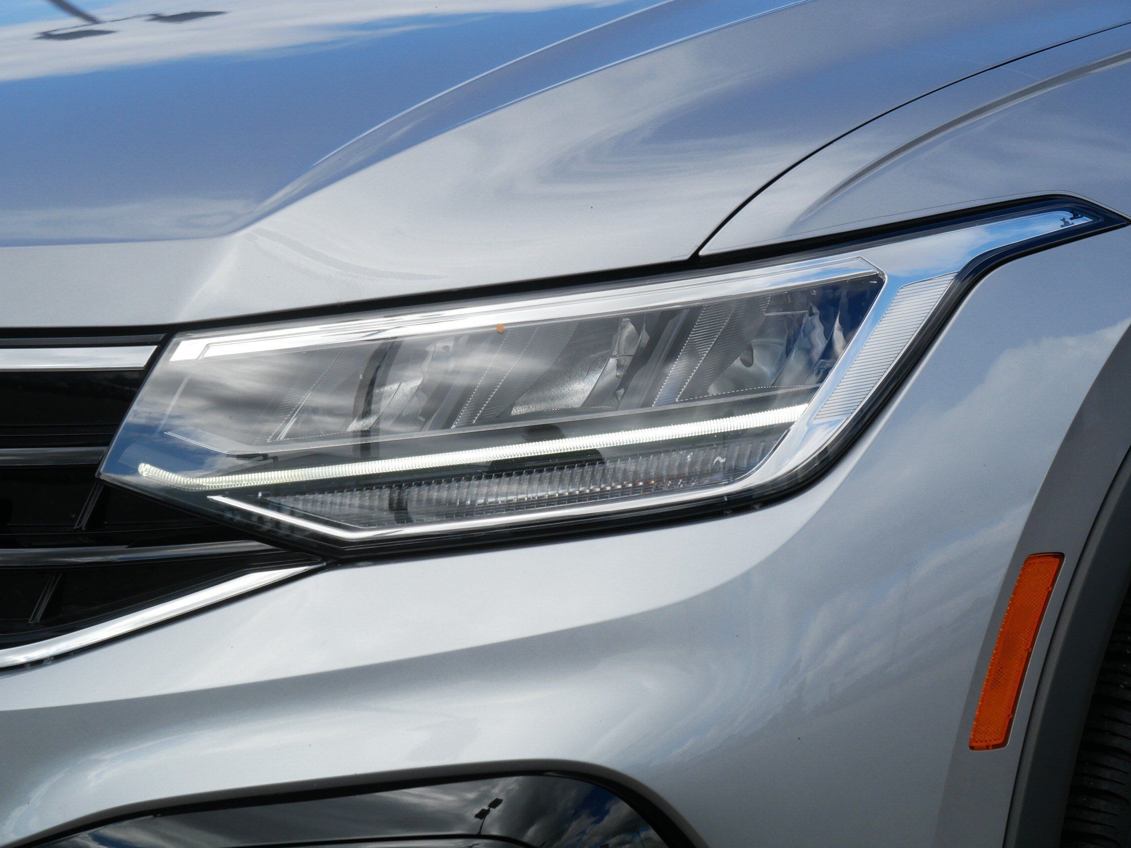 Used 2023 Volkswagen Tiguan SE R-Line AWD/4WD image 16