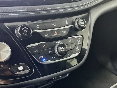 Used 2019 Chrysler Pacifica Limited w/ S Appearance Package FWD image 23