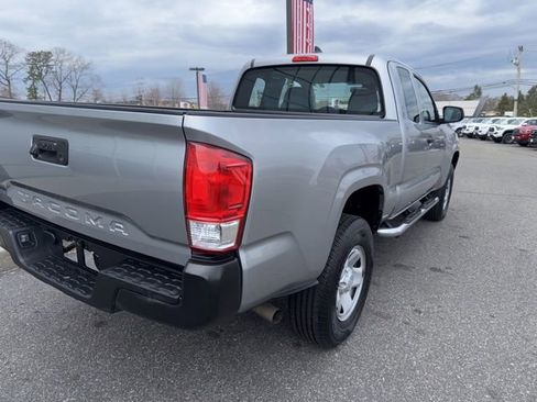 Used 2018 Toyota Tacoma SR image 4
