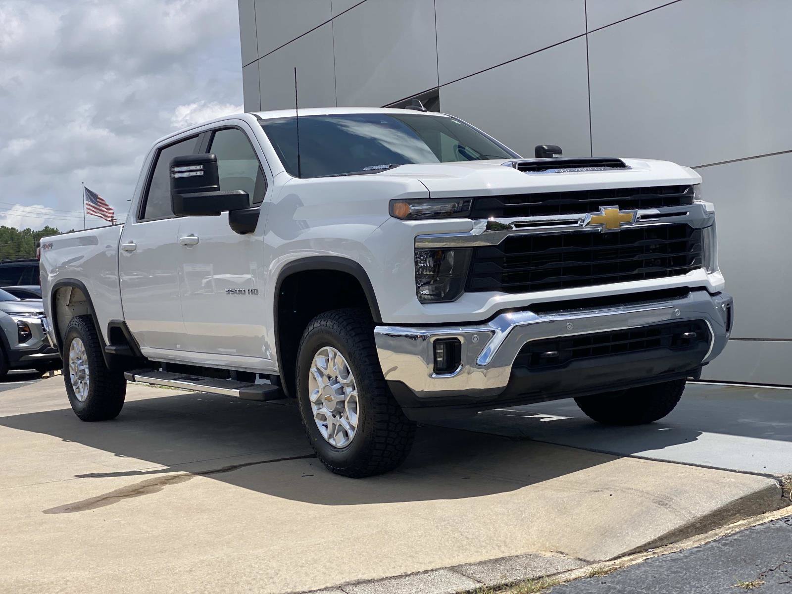 Used 2025 Chevrolet Silverado 3500 LT w/ Safety Package AWD/4WD image 1