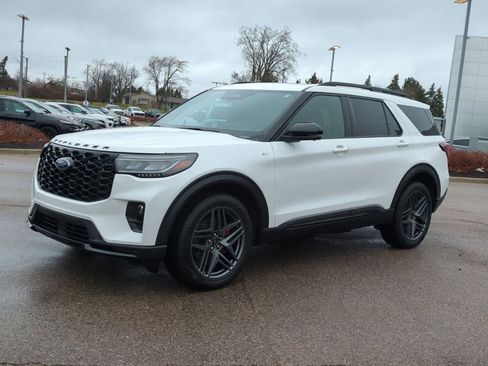 Used 2025 Ford Explorer ST-Line w/ Premium Package image 4