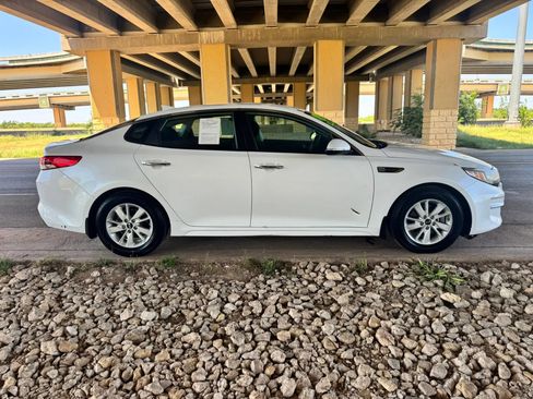 Used 2017 Kia Optima LX FWD image 2