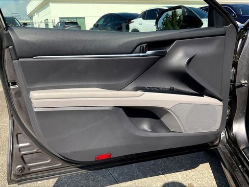 Used 2020 Toyota Camry SE image 19