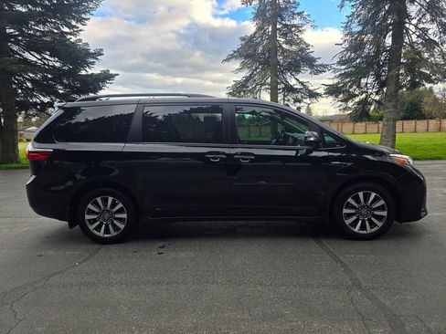 Used 2020 Toyota Sienna Limited image 7