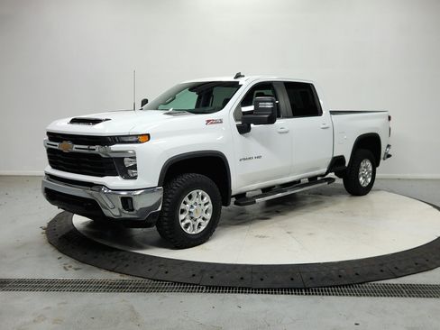 Used 2025 Chevrolet Silverado 2500 LT AWD/4WD image 4