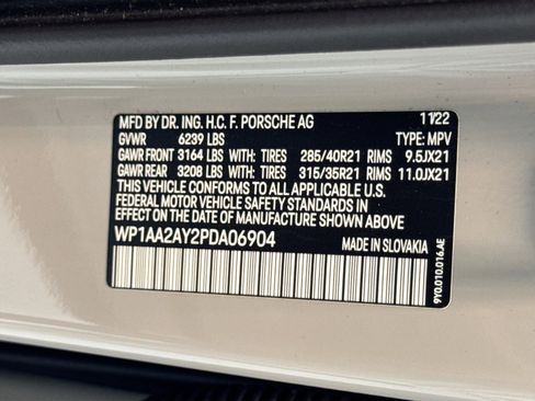 Certified 2023 Porsche Cayenne Platinum Edition image 28