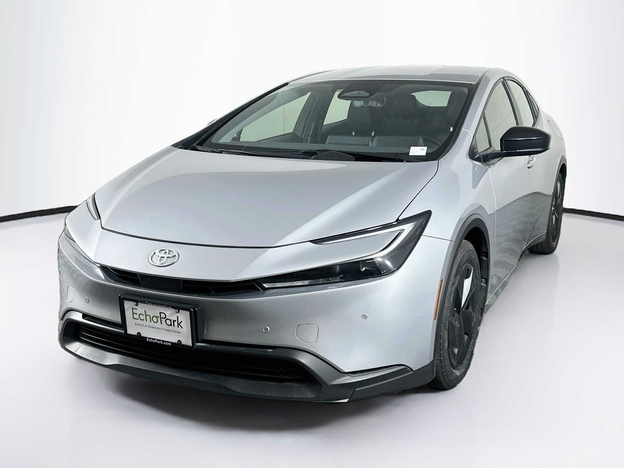 Used 2025 Toyota Prius LE FWD image 3