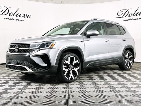 Used 2022 Volkswagen Taos SEL w/ Panoramic Sunroof Package image 3