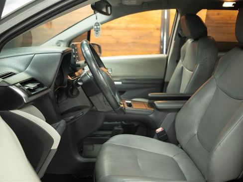 Used 2022 Toyota Sienna XLE w/ XLE Plus Package AWD/4WD image 9