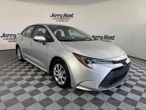 Used 2025 Toyota Corolla LE FWD image 6