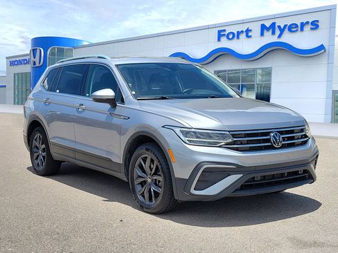 Used 2024 Volkswagen Tiguan SE FWD image 1