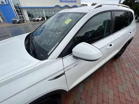 Used 2022 Volkswagen Taos SE FWD image 11