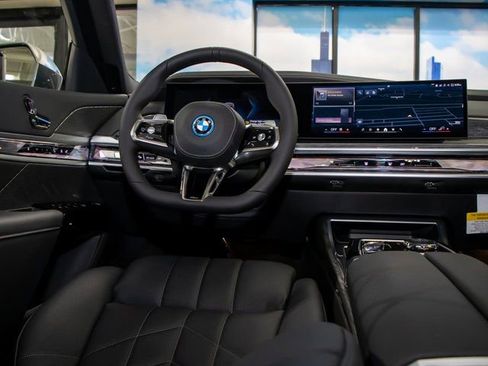 Used 2025 BMW 750e xDrive image 17