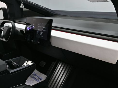 Used 2024 Tesla Cybertruck AWD Crew Cab image 39