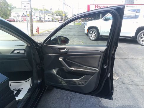 Used 2024 Volkswagen Jetta SE FWD image 28
