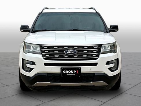 Used 2016 Ford Explorer XLT w/ Equipment Group 202A FWD image 4