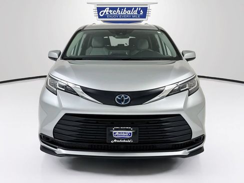 Used 2023 Toyota Sienna LE FWD image 2