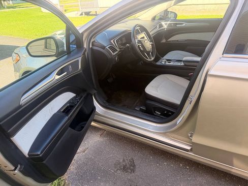 Used 2019 Ford Fusion SE w/ Equipment Group 151A FWD image 9