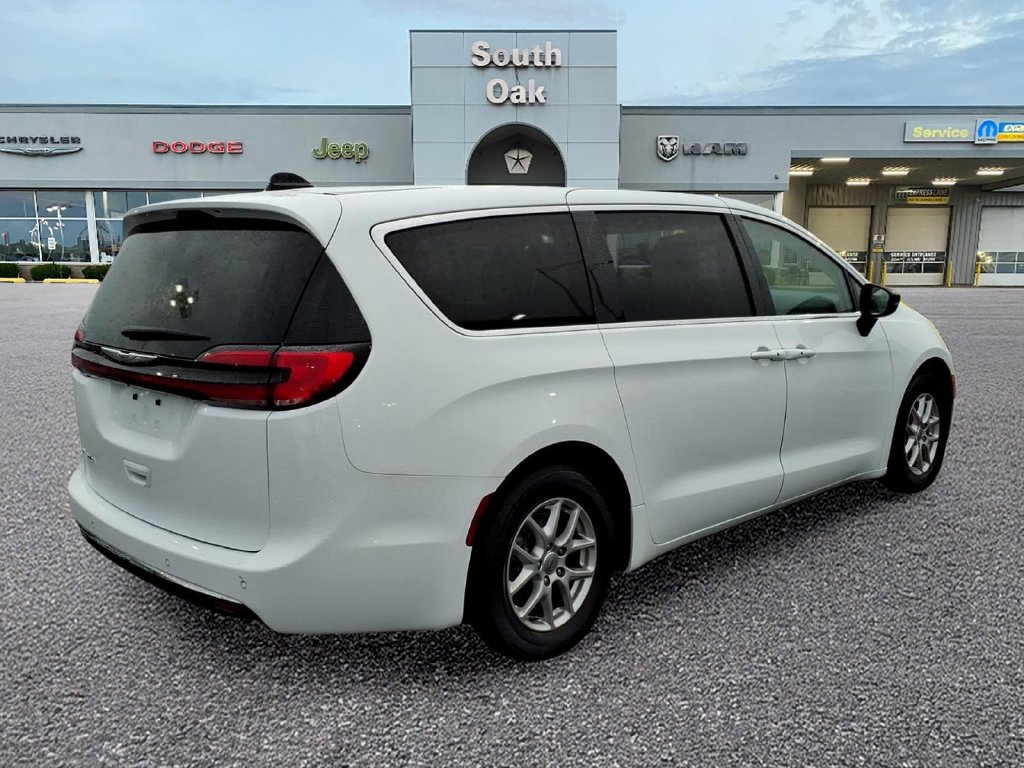 Certified 2024 Chrysler Pacifica Touring-L FWD image 3