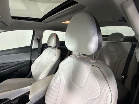 Used 2024 Hyundai Elantra Limited image 12