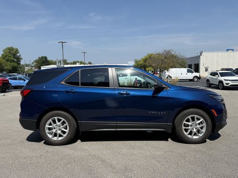 Used 2022 Chevrolet Equinox LS w/ LS Convenience Package FWD image 2