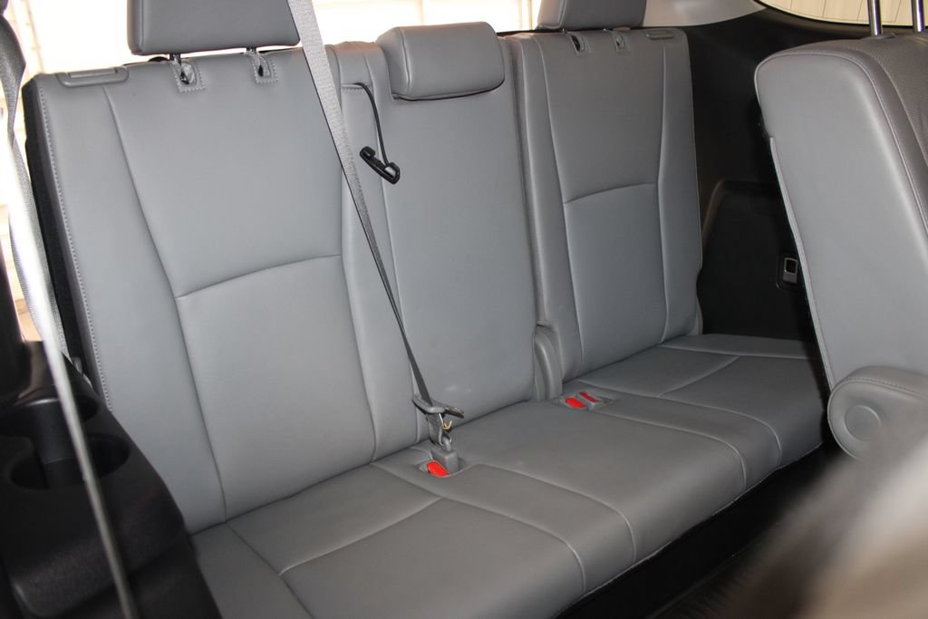 Used 2023 Toyota Highlander Limited FWD image 29