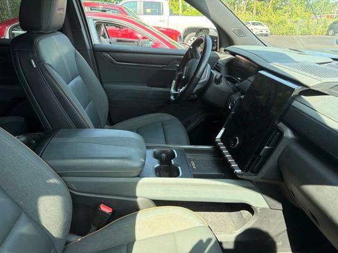 Used 2024 GMC Acadia AT4 w/ Luxury Package AWD/4WD image 5