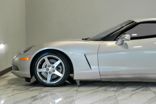 Used 2005 Chevrolet Corvette Coupe w/ Preferred Equipment Group RWD image 17