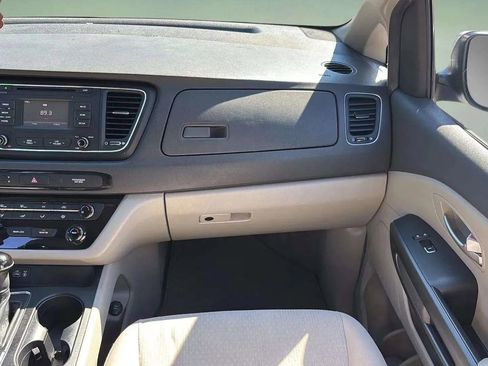 Used 2017 Kia Sedona LX image 28