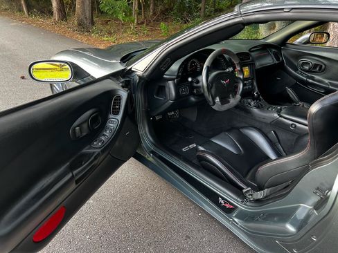 Used 2004 Chevrolet Corvette Coupe w/ Roof Package RWD image 10