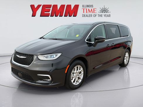Used 2023 Chrysler Pacifica Touring-L FWD image 4