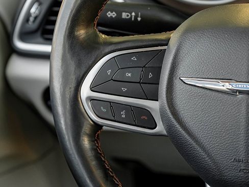 Used 2019 Chrysler Pacifica Touring-L image 24