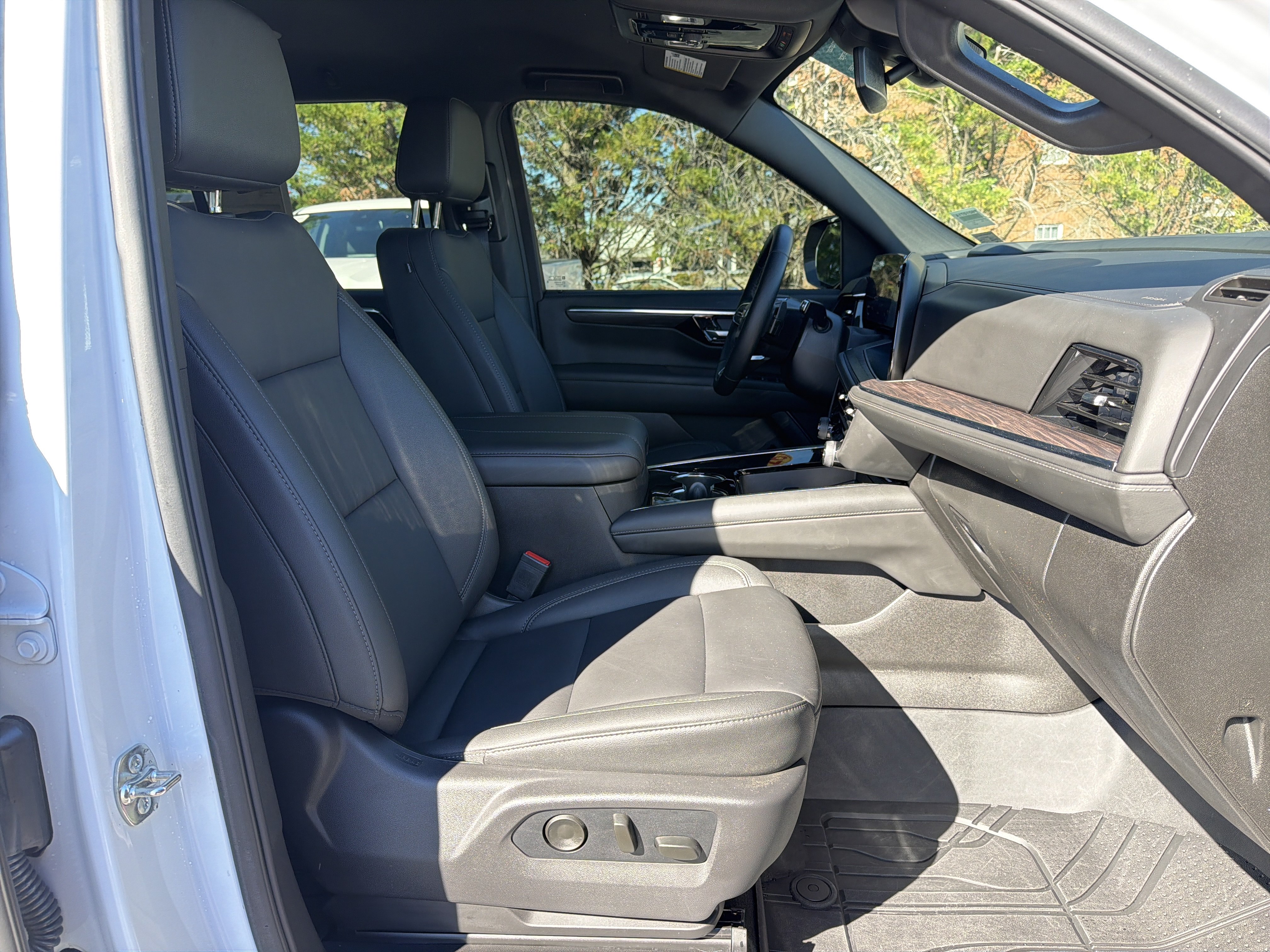 Used 2026 Chevrolet Tahoe LT w/ Comfort Package AWD/4WD image 35