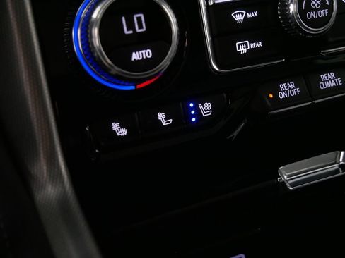 Used 2024 GMC Yukon Denali w/ Advanced Technology Package AWD/4WD image 29