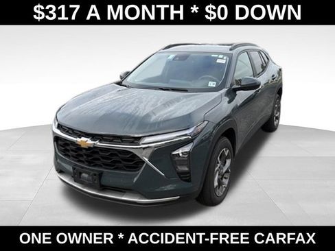 Used 2025 Chevrolet Trax LT FWD image 1