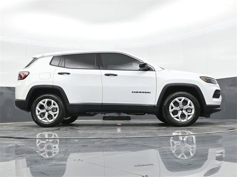 Used 2025 Jeep Compass Sport image 39