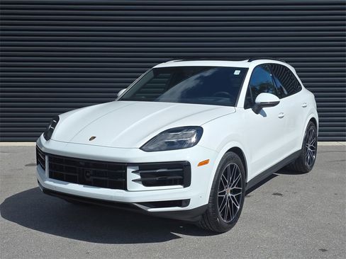 Used 2025 Porsche Cayenne image 1