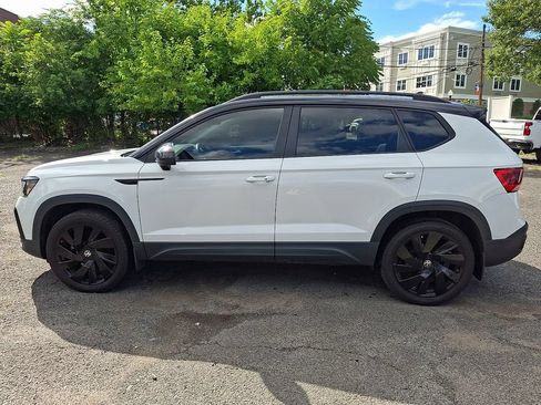 Used 2024 Volkswagen Taos SE AWD/4WD image 4