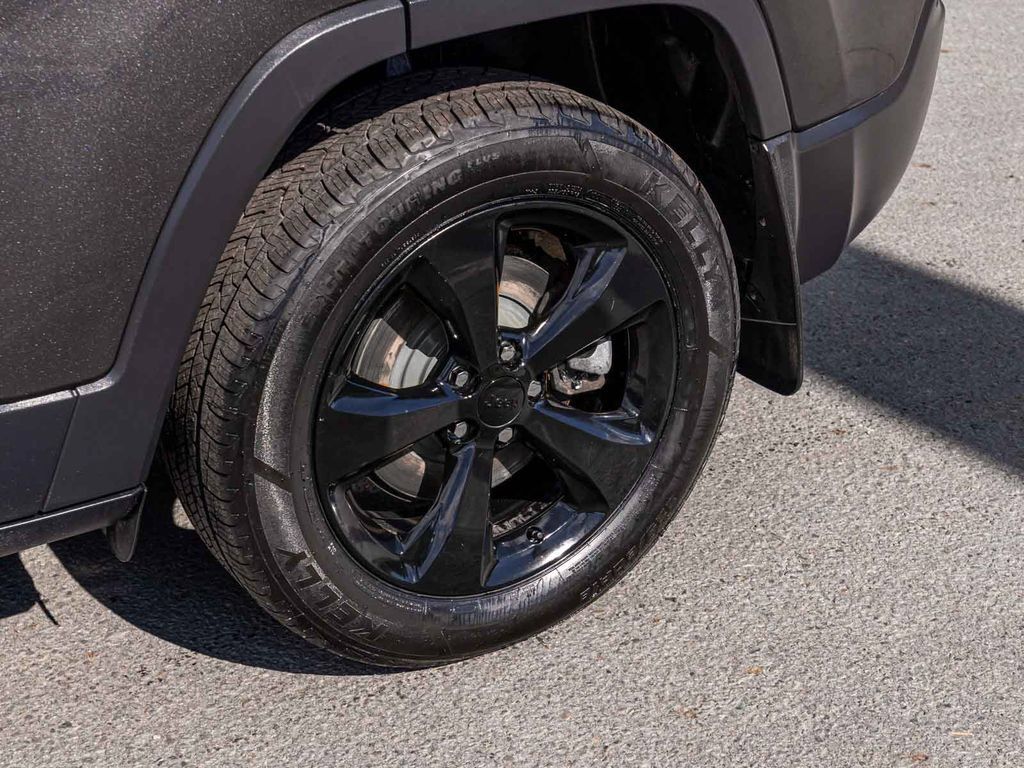 Used 2021 Jeep Cherokee Latitude Plus AWD/4WD image 8