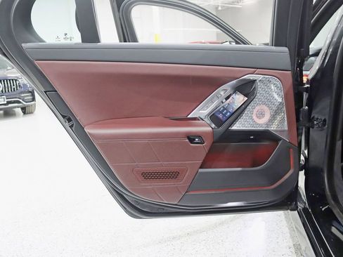 Used 2023 BMW i7 xDrive60 w/ Executive Package 2 AWD/4WD image 40