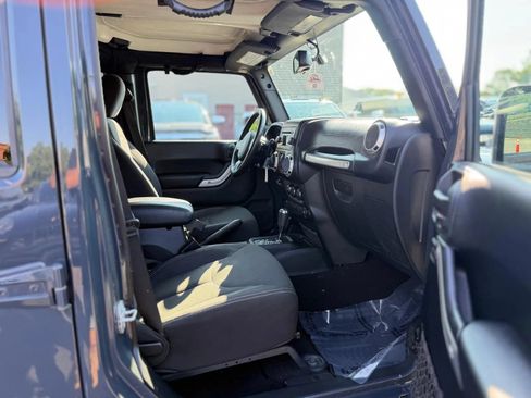 Used 2016 Jeep Wrangler Unlimited Sahara w/ Dual Top Group AWD/4WD image 12