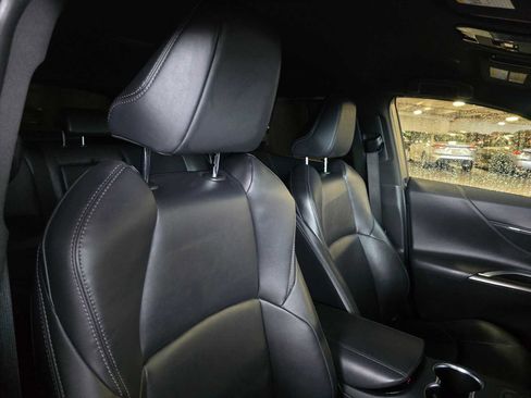 Used 2023 Toyota Venza XLE image 13