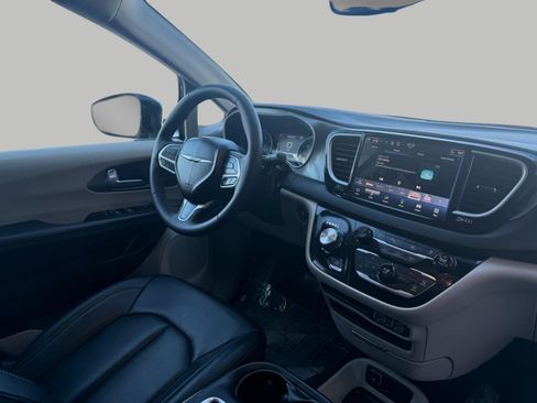Used 2024 Chrysler Pacifica Touring-L image 33
