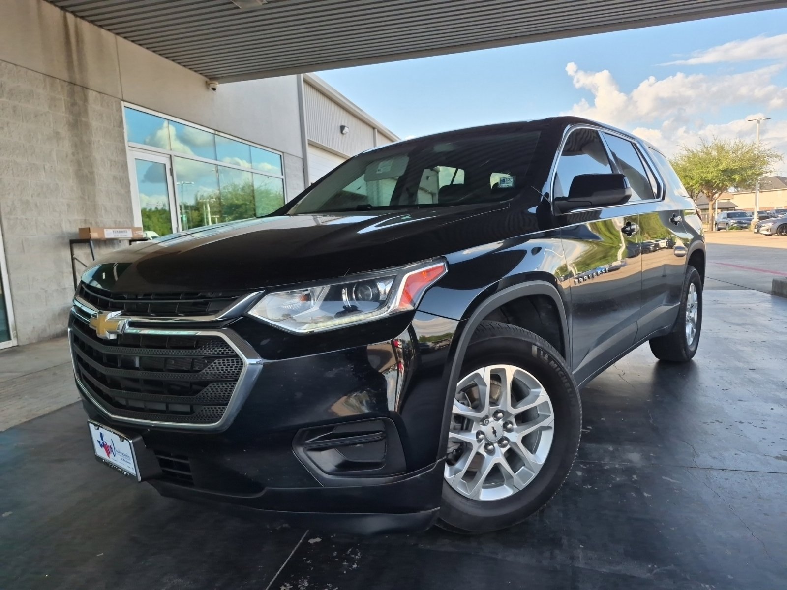 Used 2021 Chevrolet Traverse LS FWD image 1