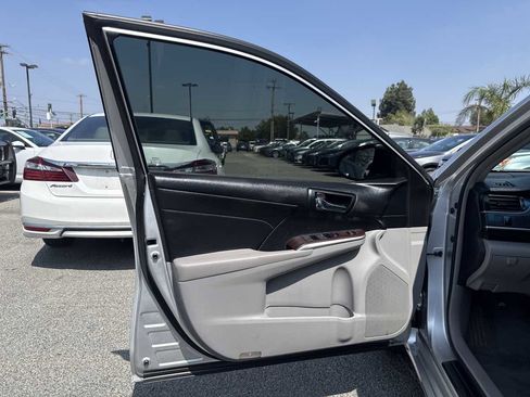 Used 2013 Toyota Camry XLE w/ Leather Pkg FWD image 6