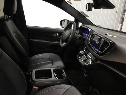Used 2025 Chrysler Pacifica Select FWD image 44