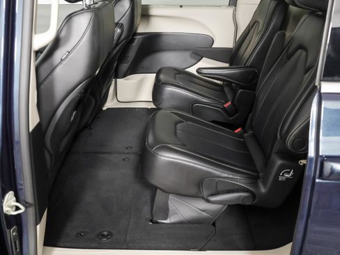 Used 2023 Chrysler Pacifica Touring-L FWD image 35