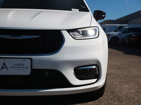 New 2026 Chrysler Pacifica Limited image 5