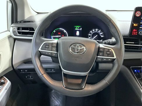Used 2024 Toyota Sienna XLE image 11