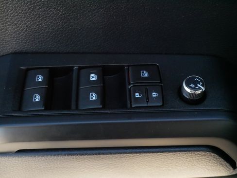 Used 2018 Toyota Tacoma SR image 19